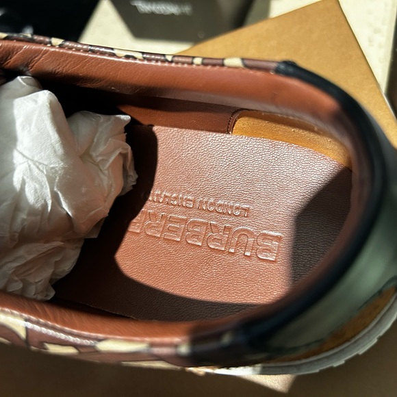 Burberry perfect like new - Picture 15 of 16